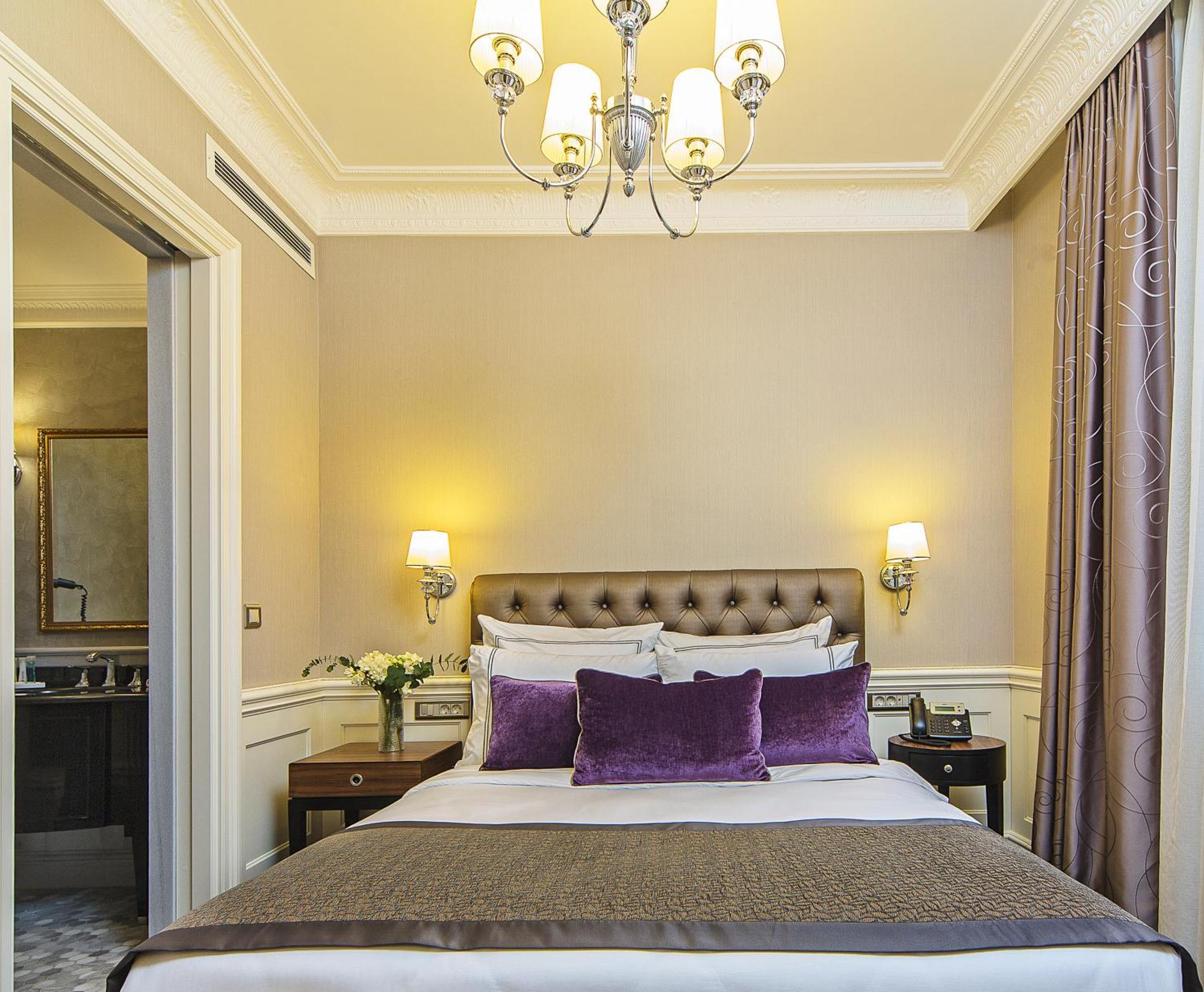 Deluxe Queen Suite