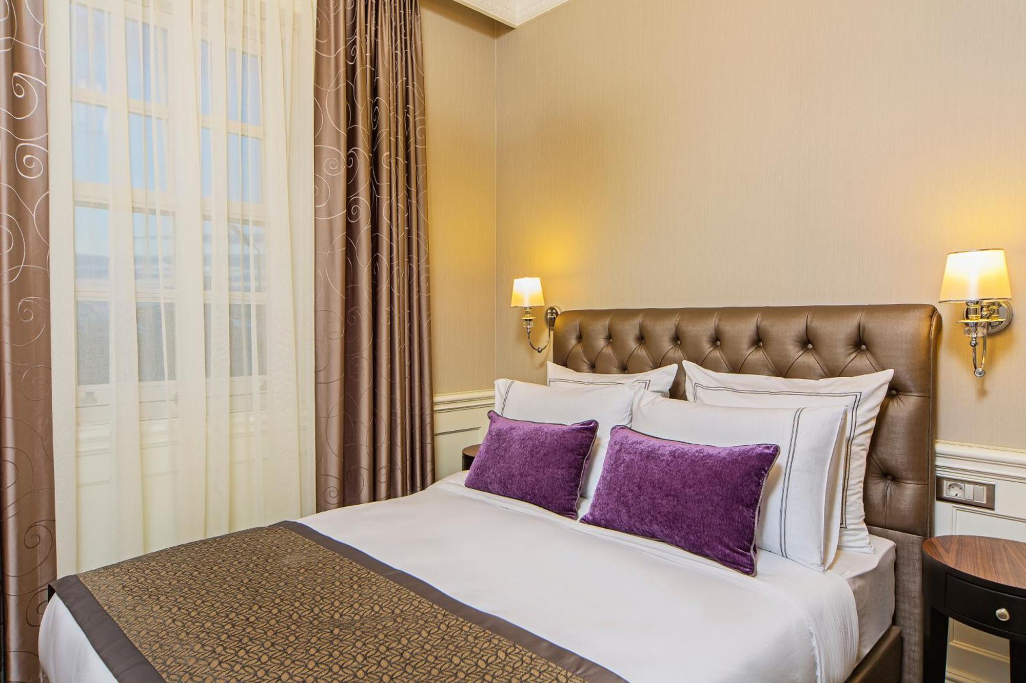 Deluxe Queen Room
