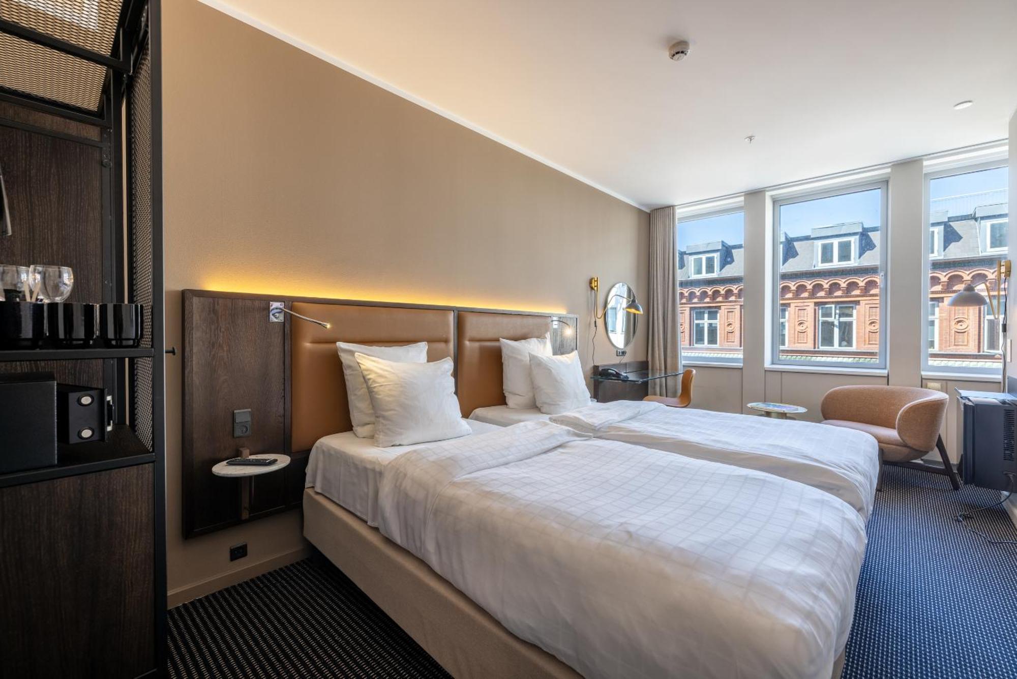 Twin Room,1704853684:JPEG
