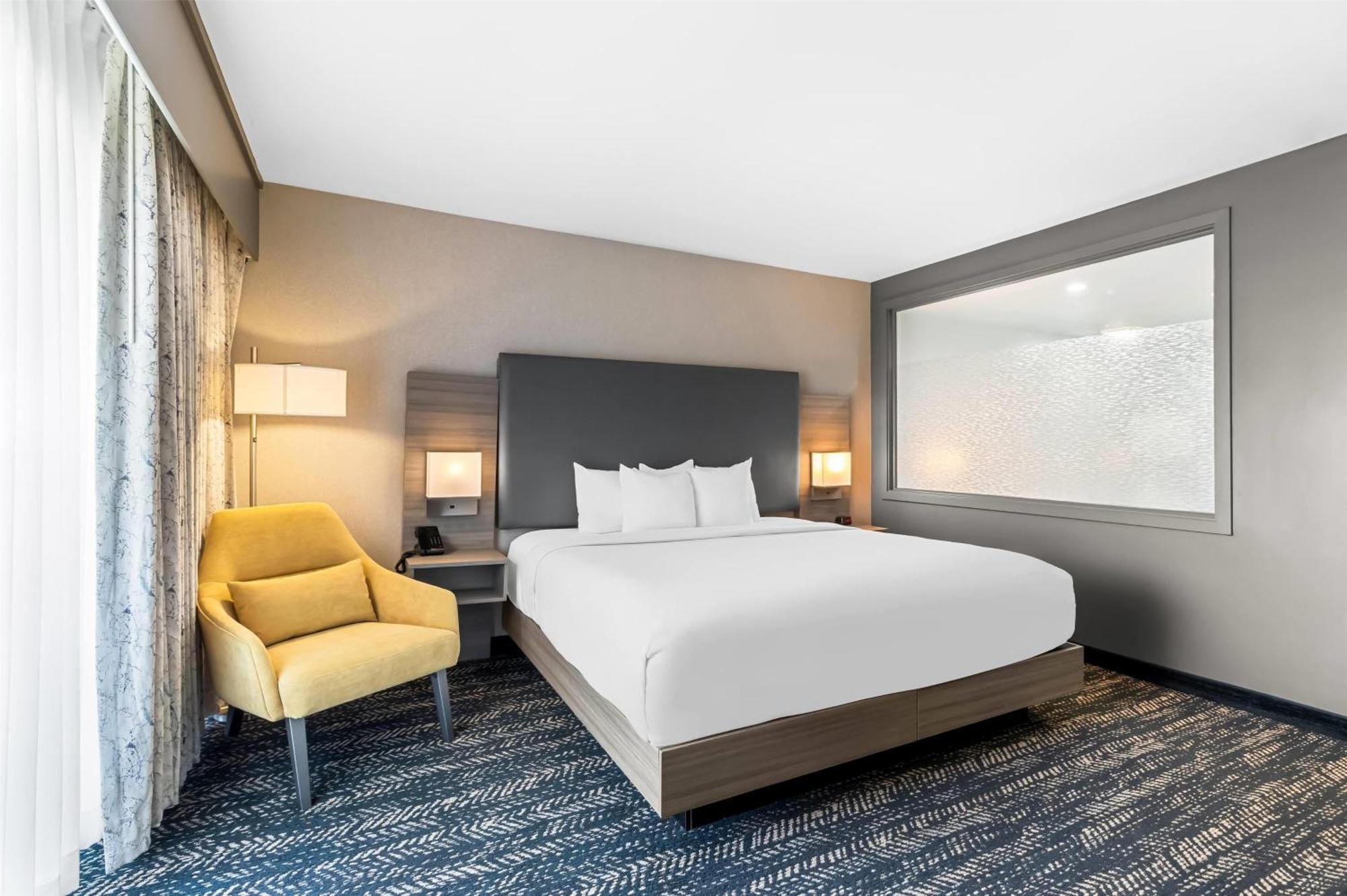 One-Bedroom King Suite Pool View Non-Smoking