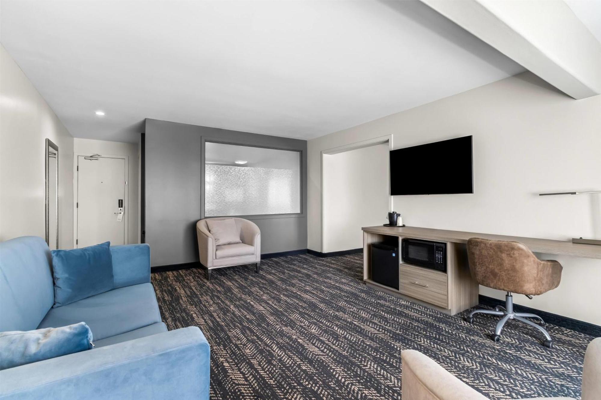 One-Bedroom King Suite Pool View Non-Smoking