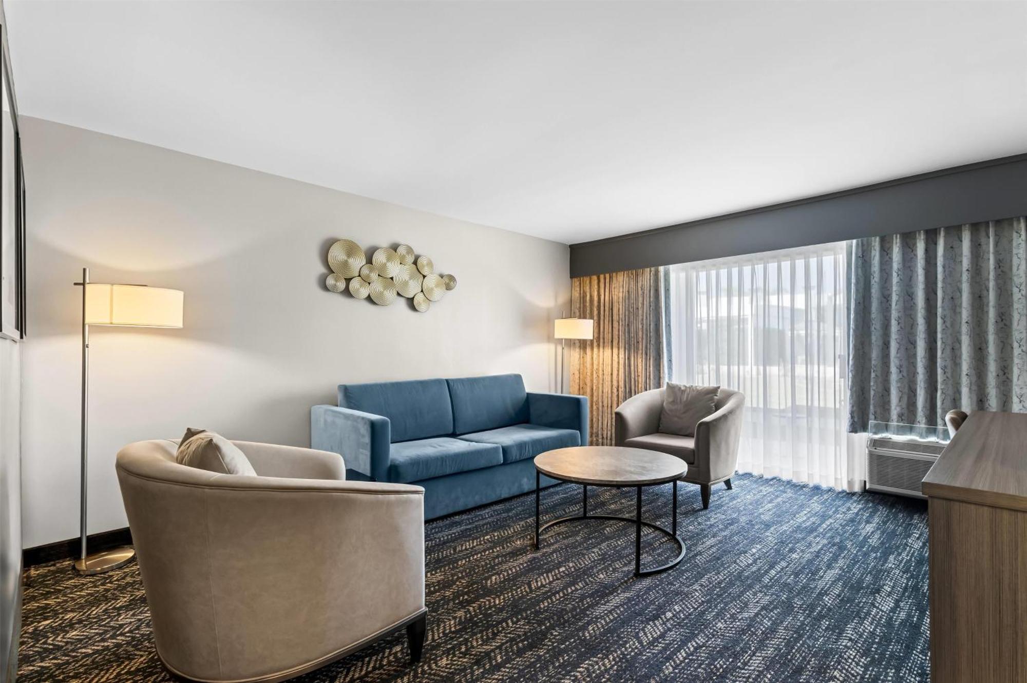 One-Bedroom King Suite Pool View Non-Smoking