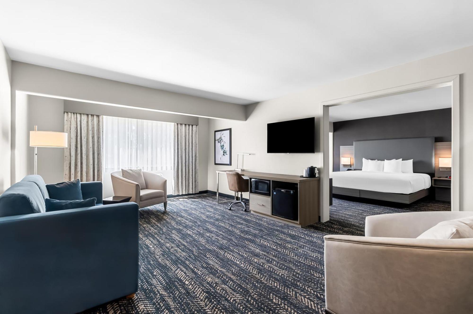 One-Bedroom King Suite Pool View Non-Smoking