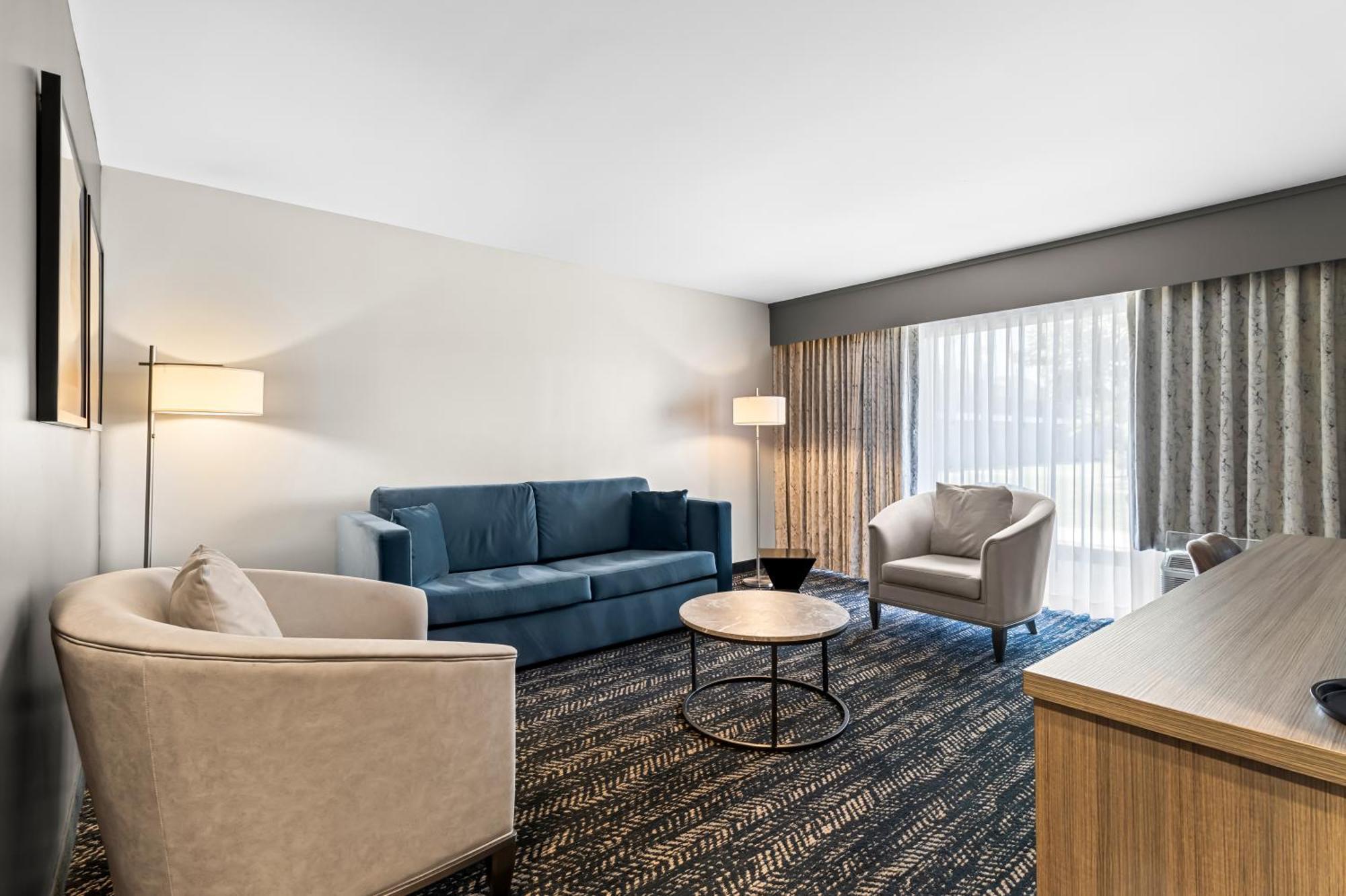 One-Bedroom King Suite Pool View Non-Smoking