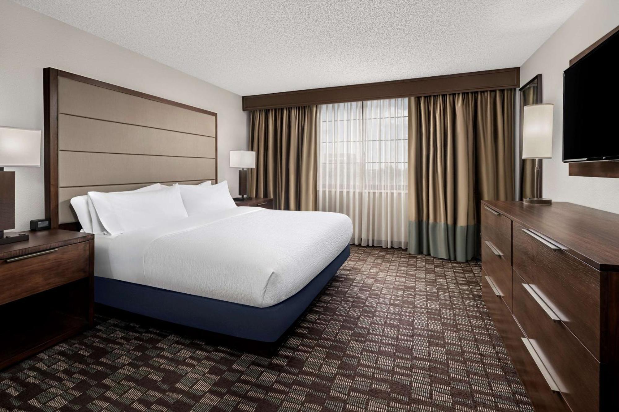 Premium King Room with Roll-In Shower - Mobility and Hearing Accessible/Non-Smoking,1551972031:JPEG