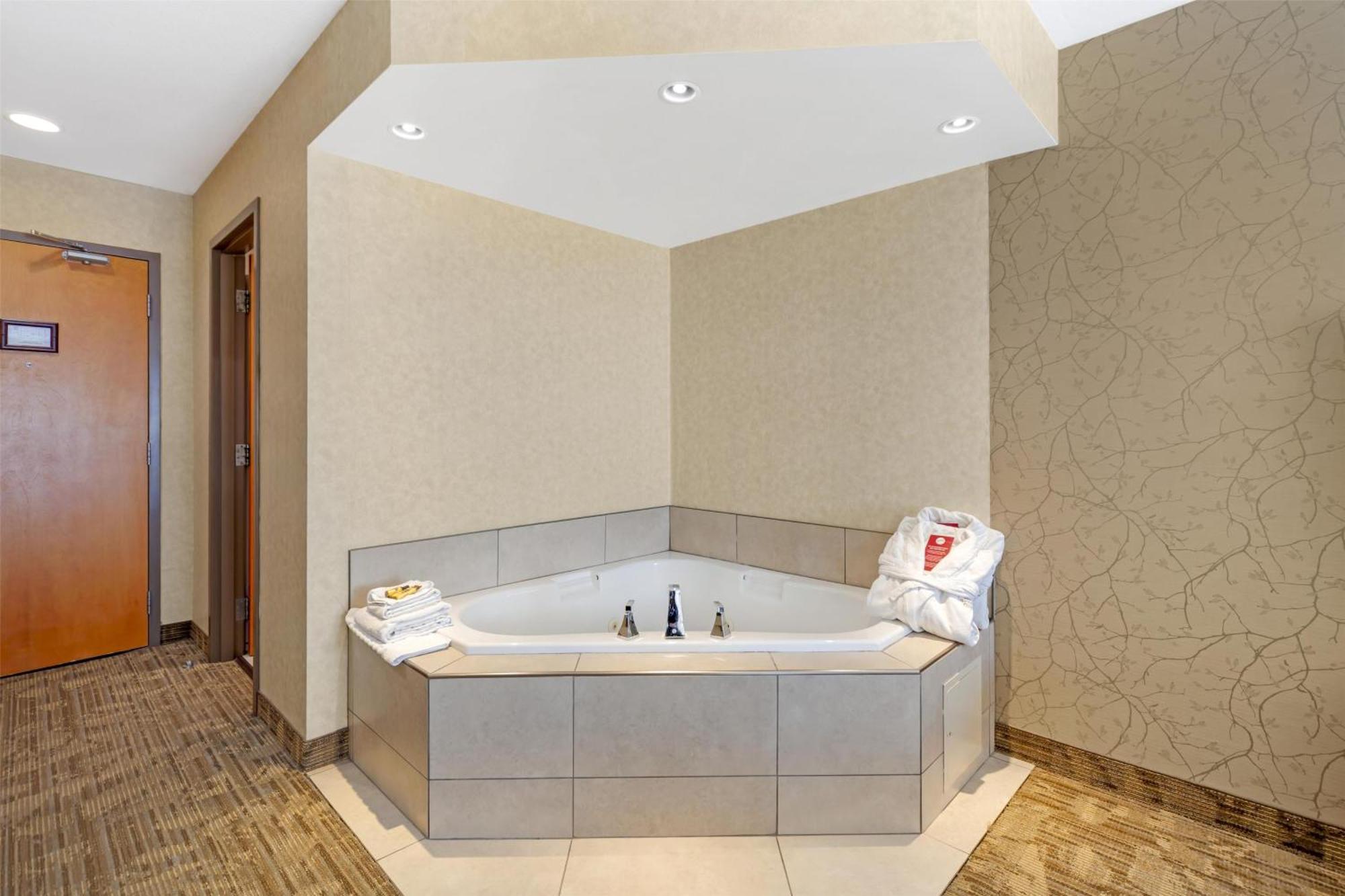 King Room Balcony Fireplace Spa Bath Second Floor or Non-Smoking,1706818328:JPEG