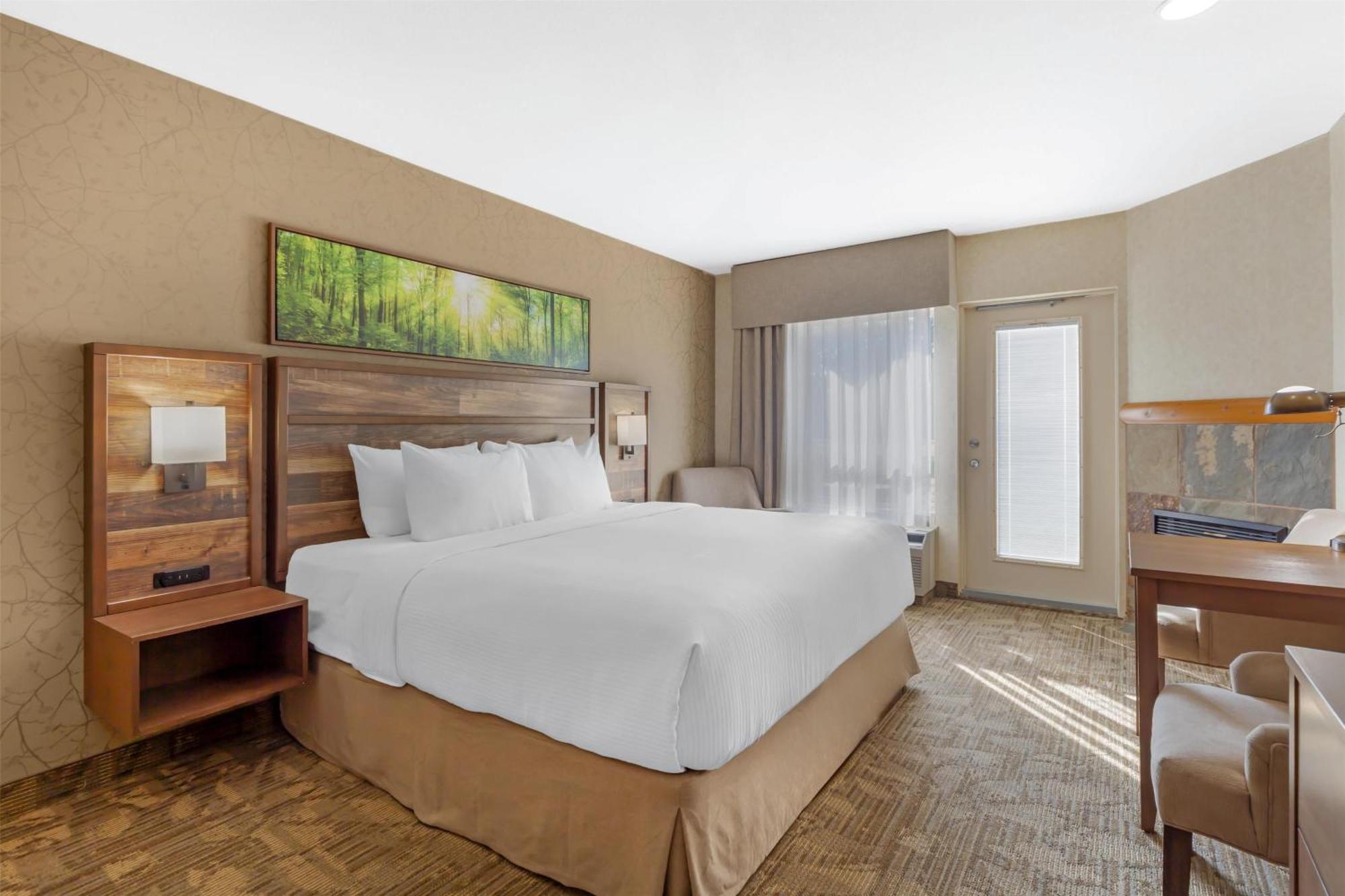 King Room with Balcony, Fireplace and Spa Bath - Second Floor/Non-Smoking,1706818344:JPEG