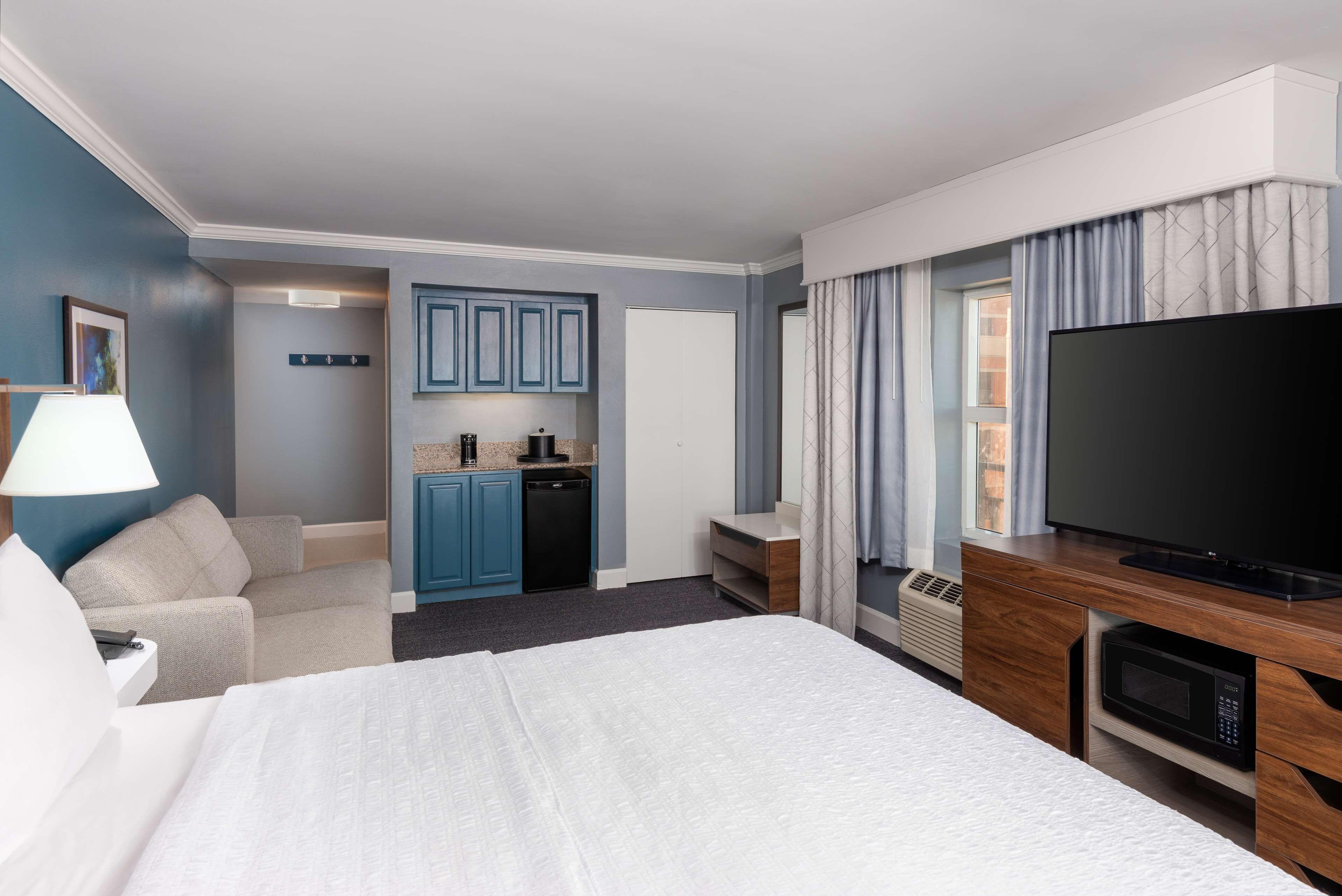 Deluxe King Room with Sofa Bed and View - Non-Smoking,1552122736:JPEG