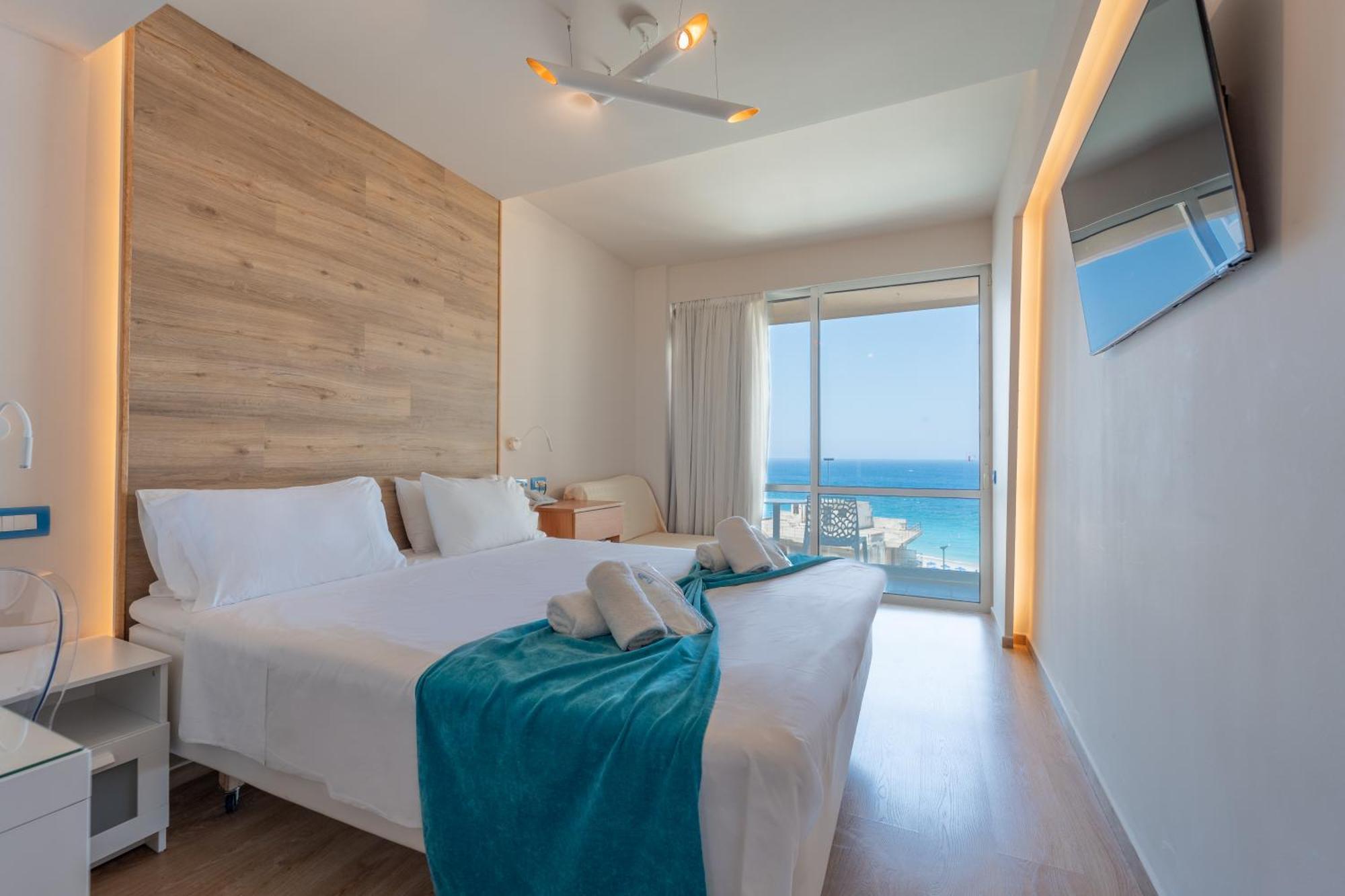 Partial Sea View and Pool Room,1746857091:JPEG