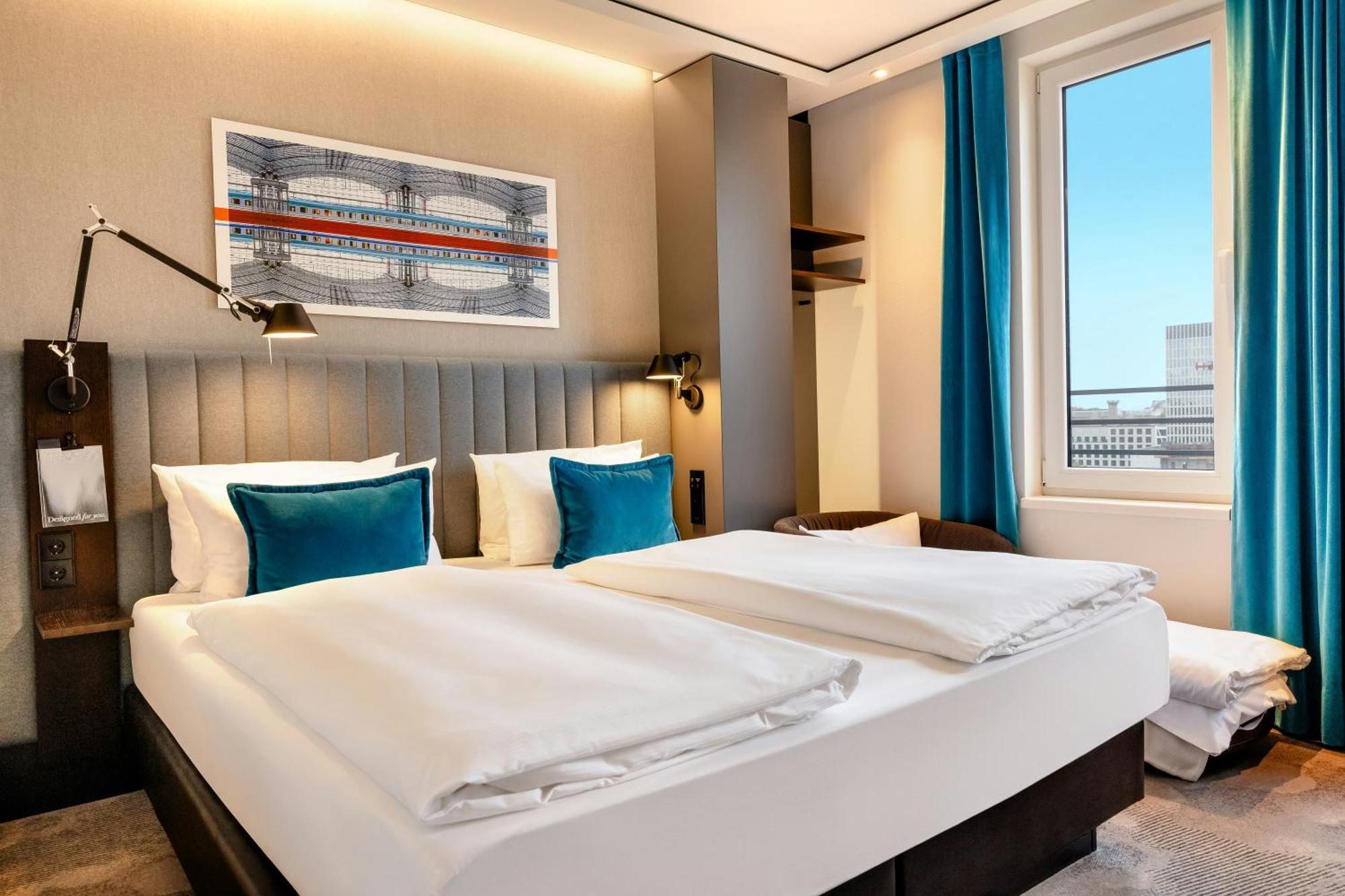 Deluxe Room (2 Adults + 1 Child),1746868758:JPEG