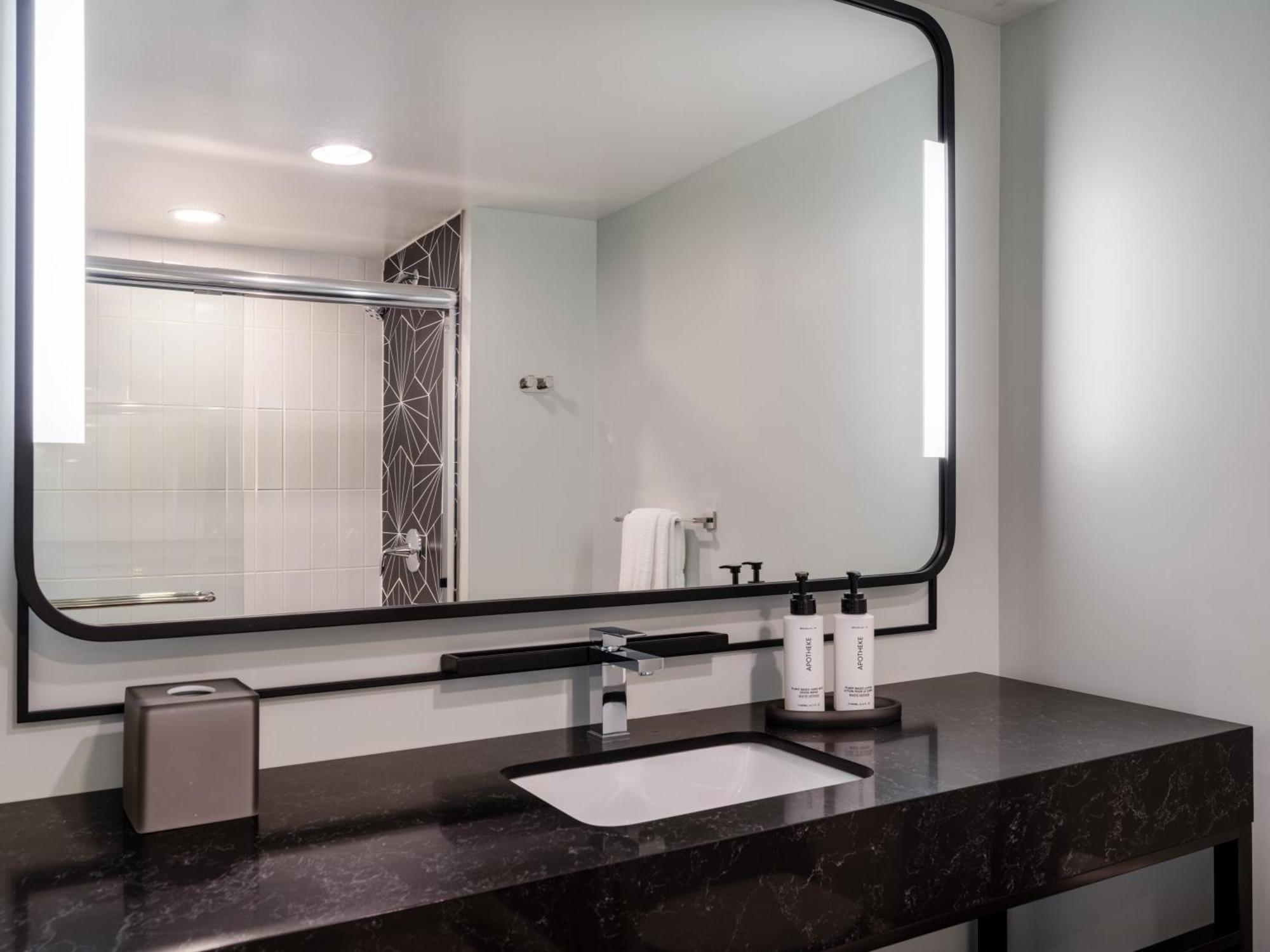 Darwin Queen Suite