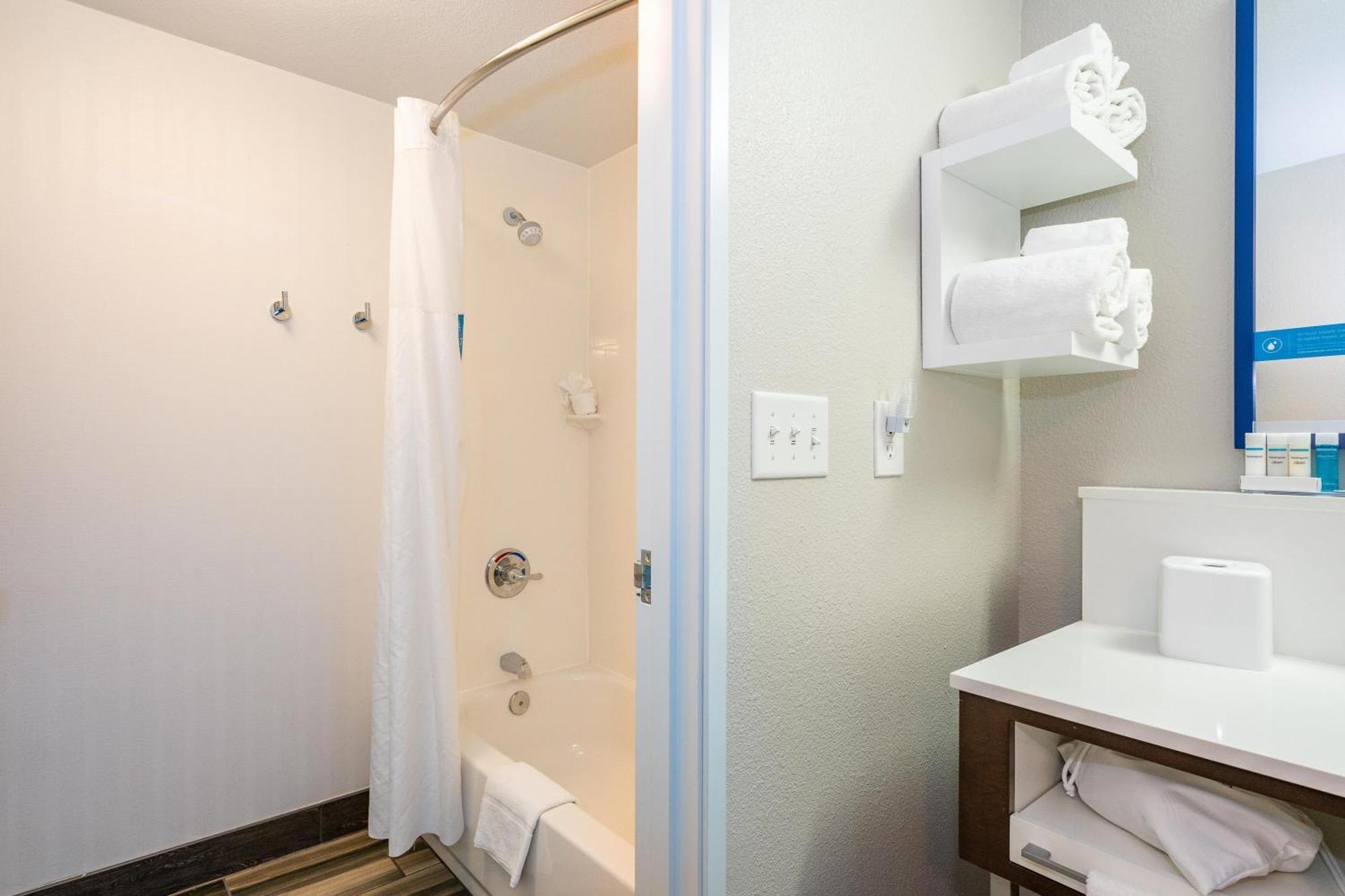 One-Bedroom Queen Suite Non-Smoking