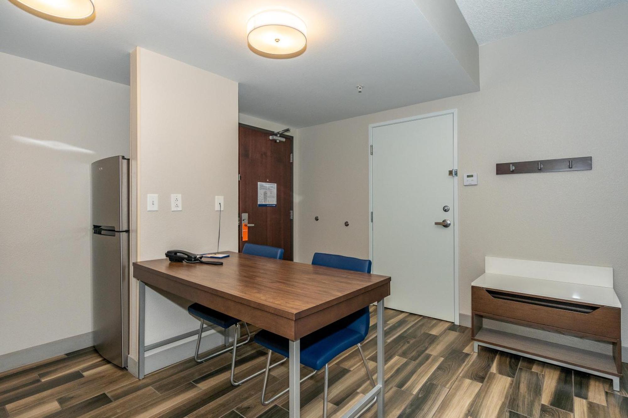 One-Bedroom Queen Suite Non-Smoking
