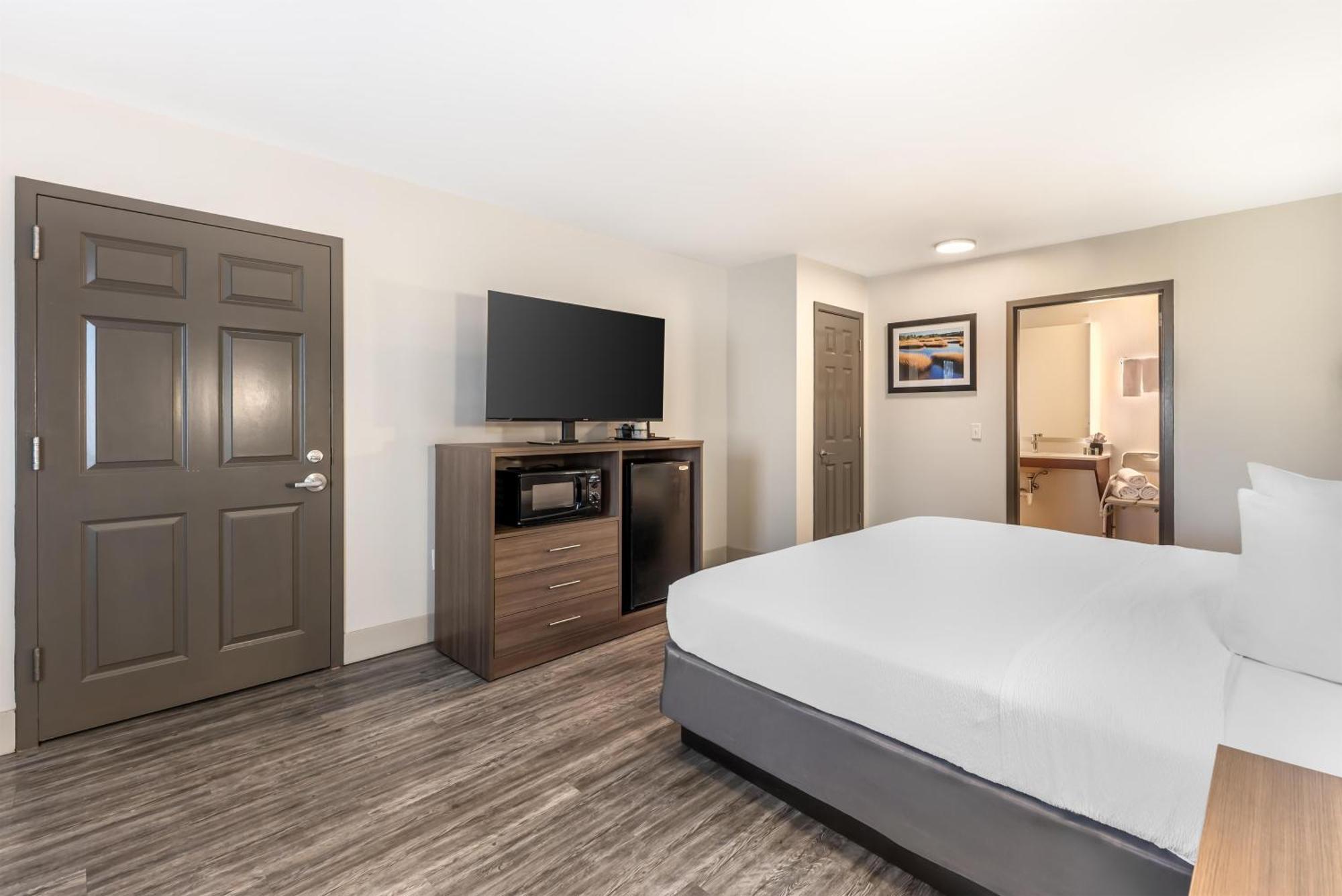 King Room with Roll-in Shower - Disability Access/Non-Smoking