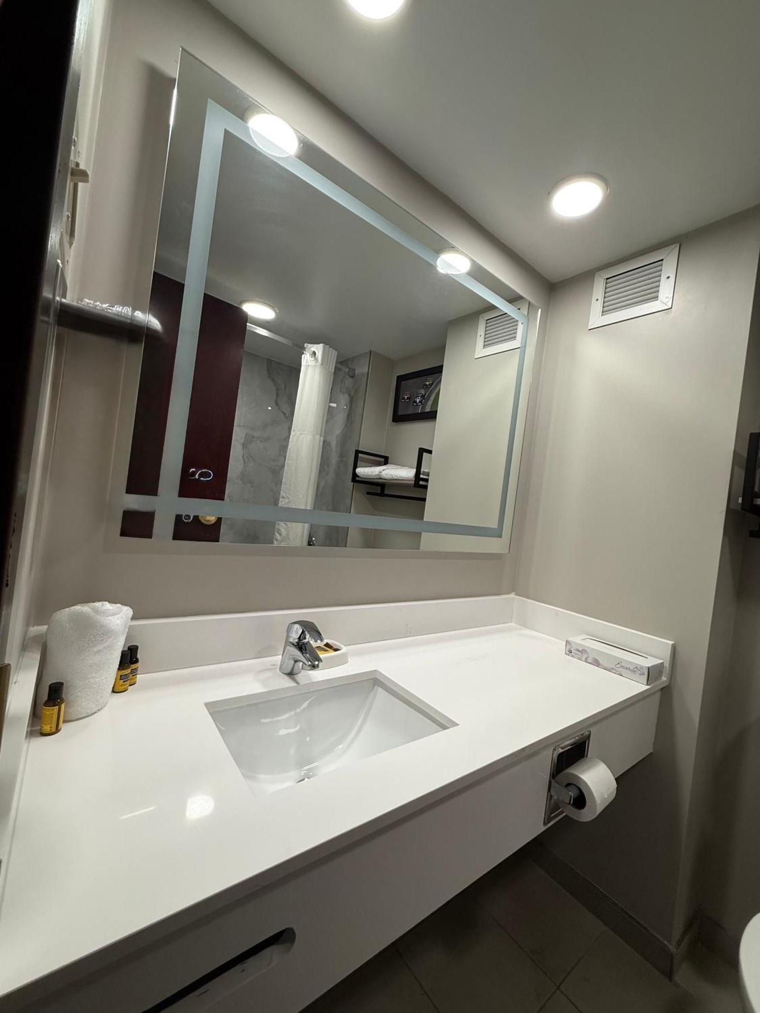 Queen Room with Two Queen Beds - Non-Smoking,1758569973:JPEG