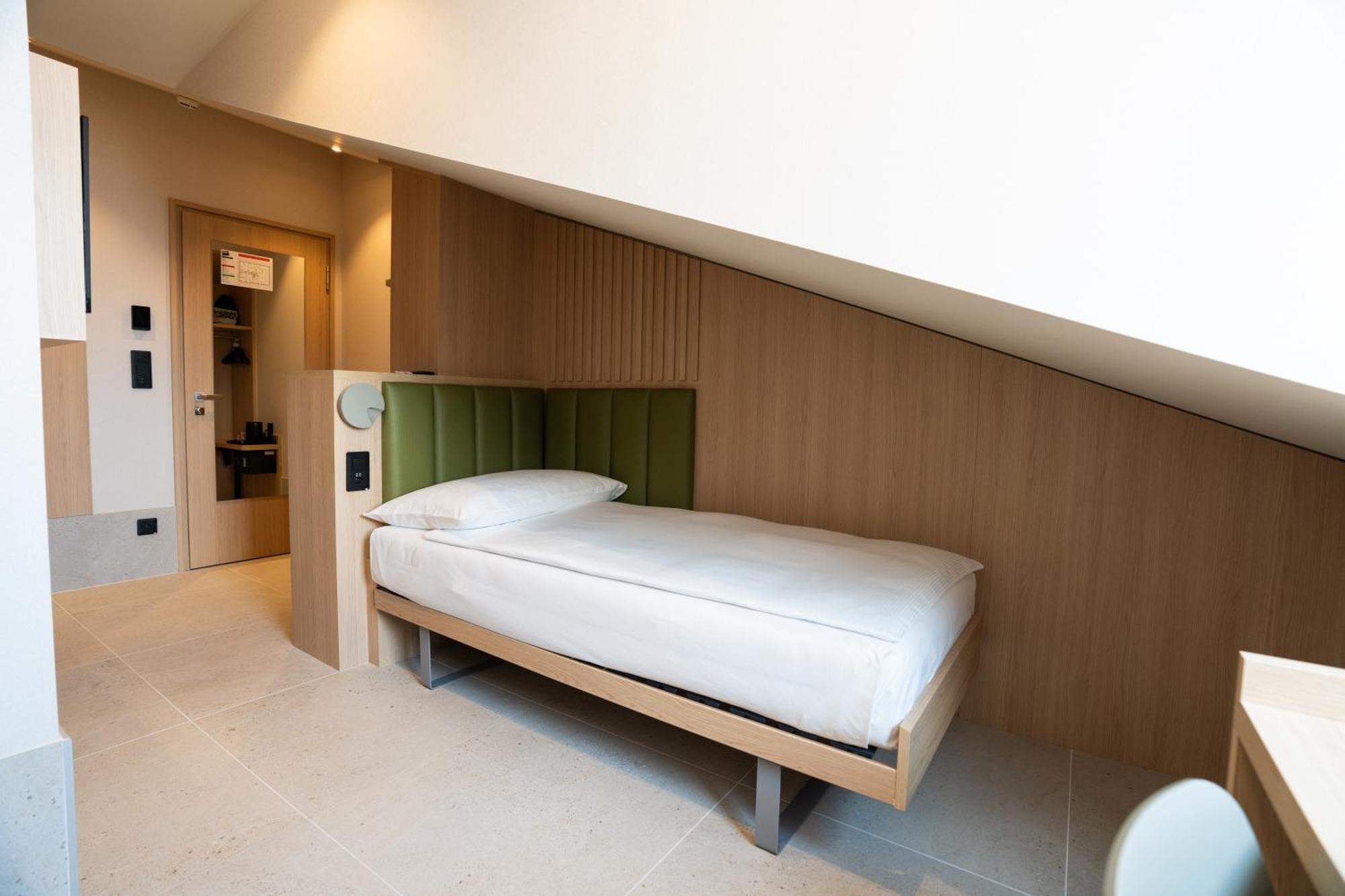 Single Room,1765142736:JPEG