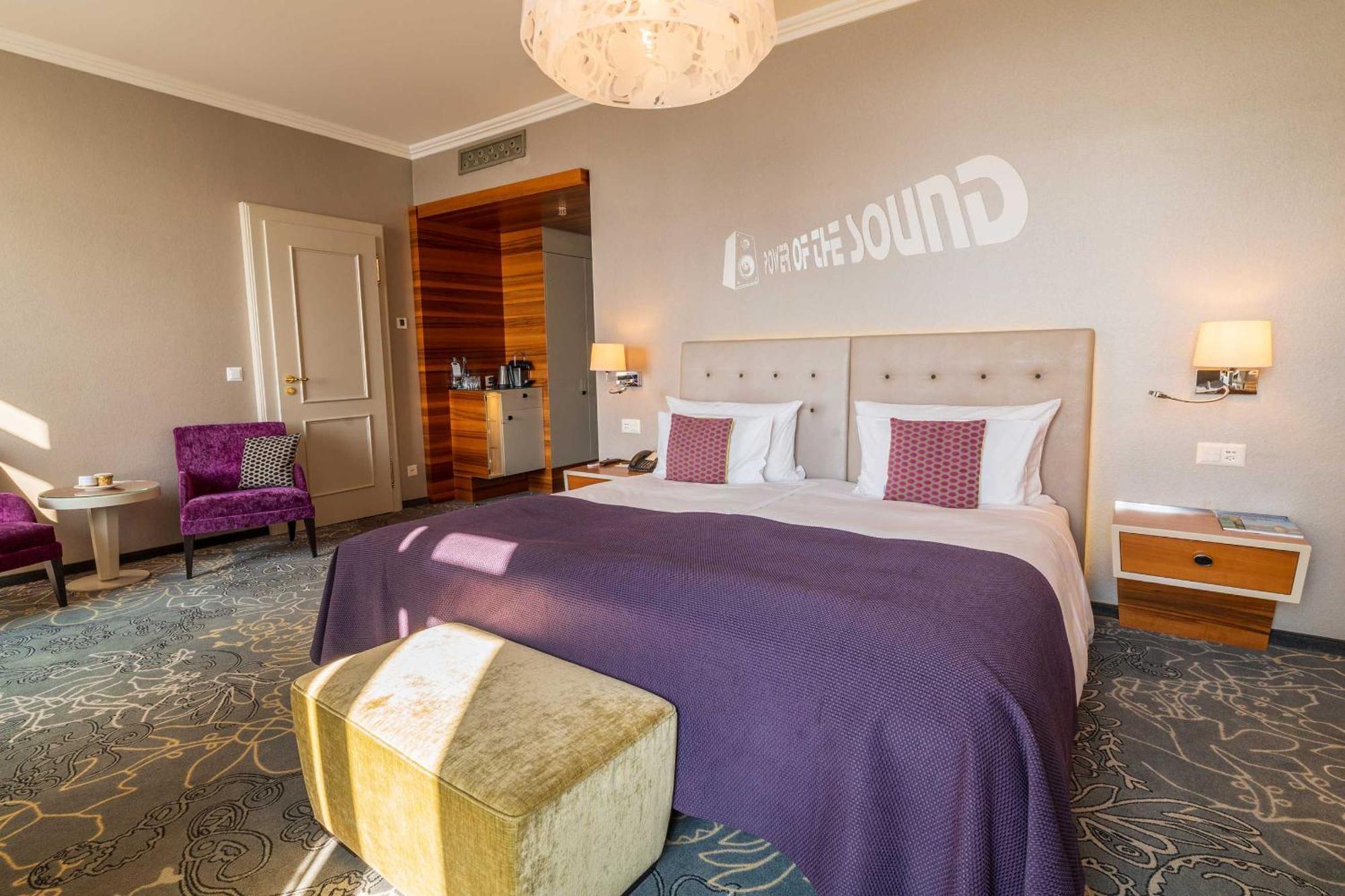 Quarto Deluxe com Cama de Casal ou 2 de Solteiro e Vista do Lago