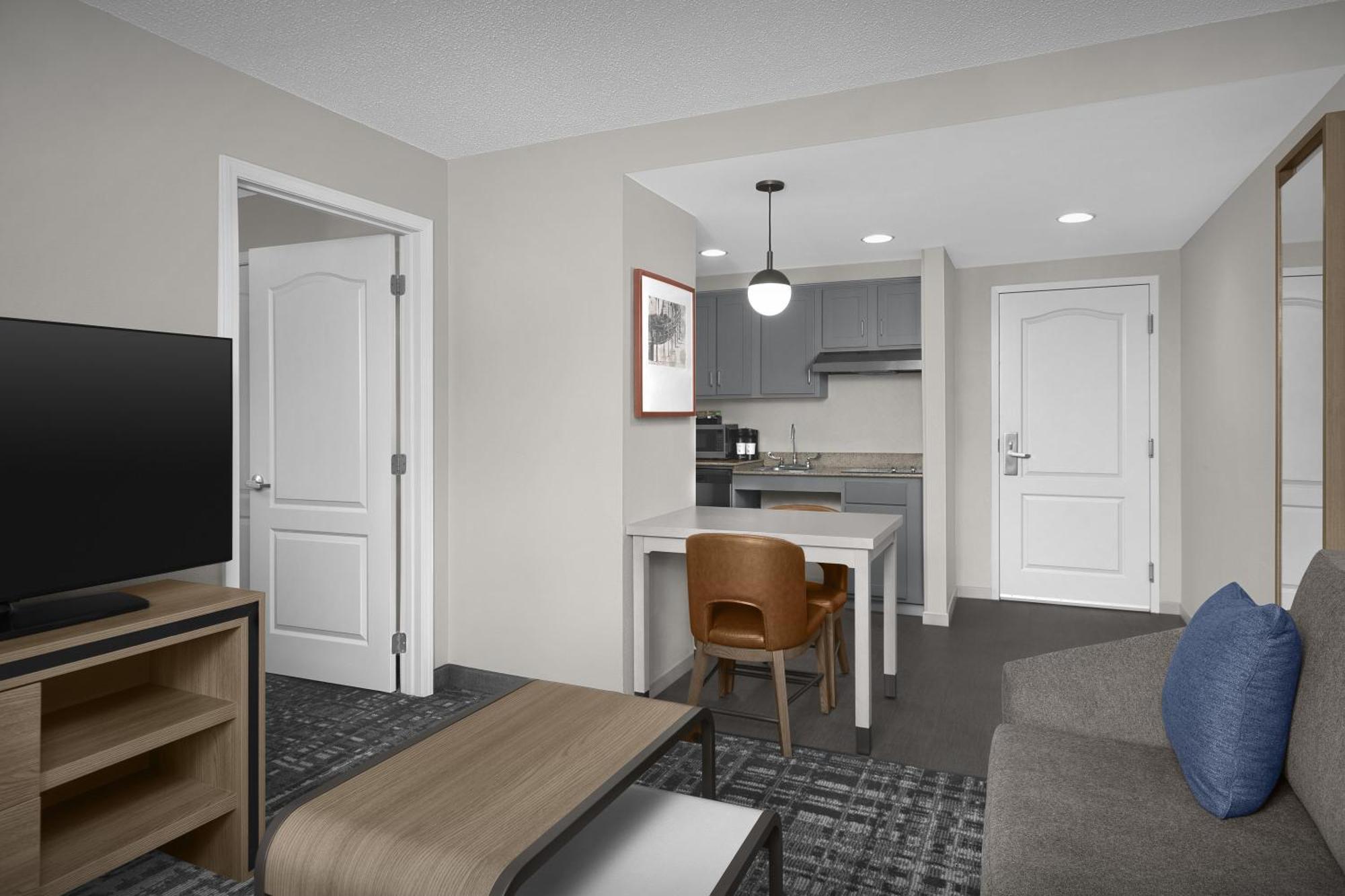 King Suite with Accessible Tub - Mobility and Hearing Access/Non-Smoking