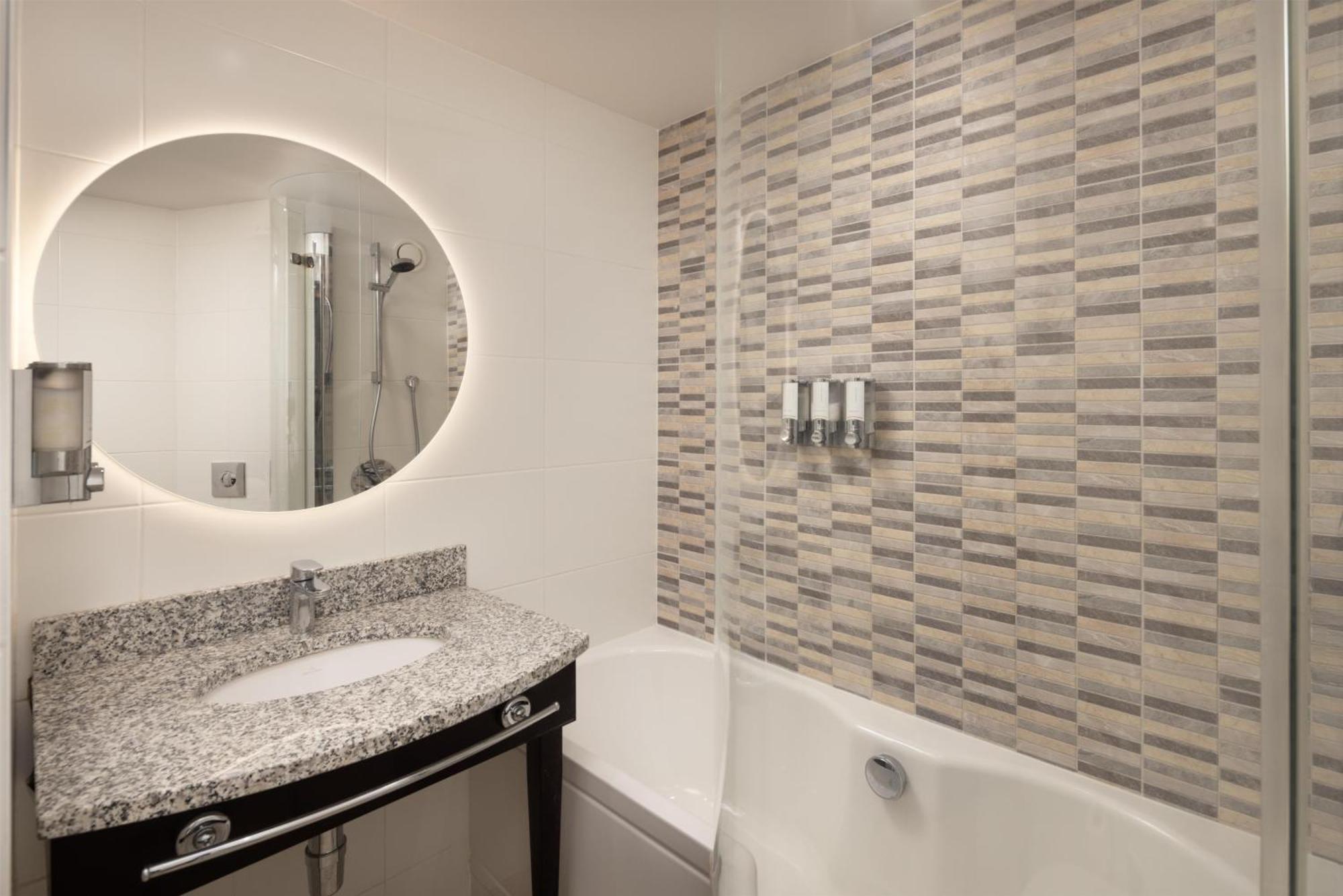 Chambre Lit Queen-Size avec Baignoire