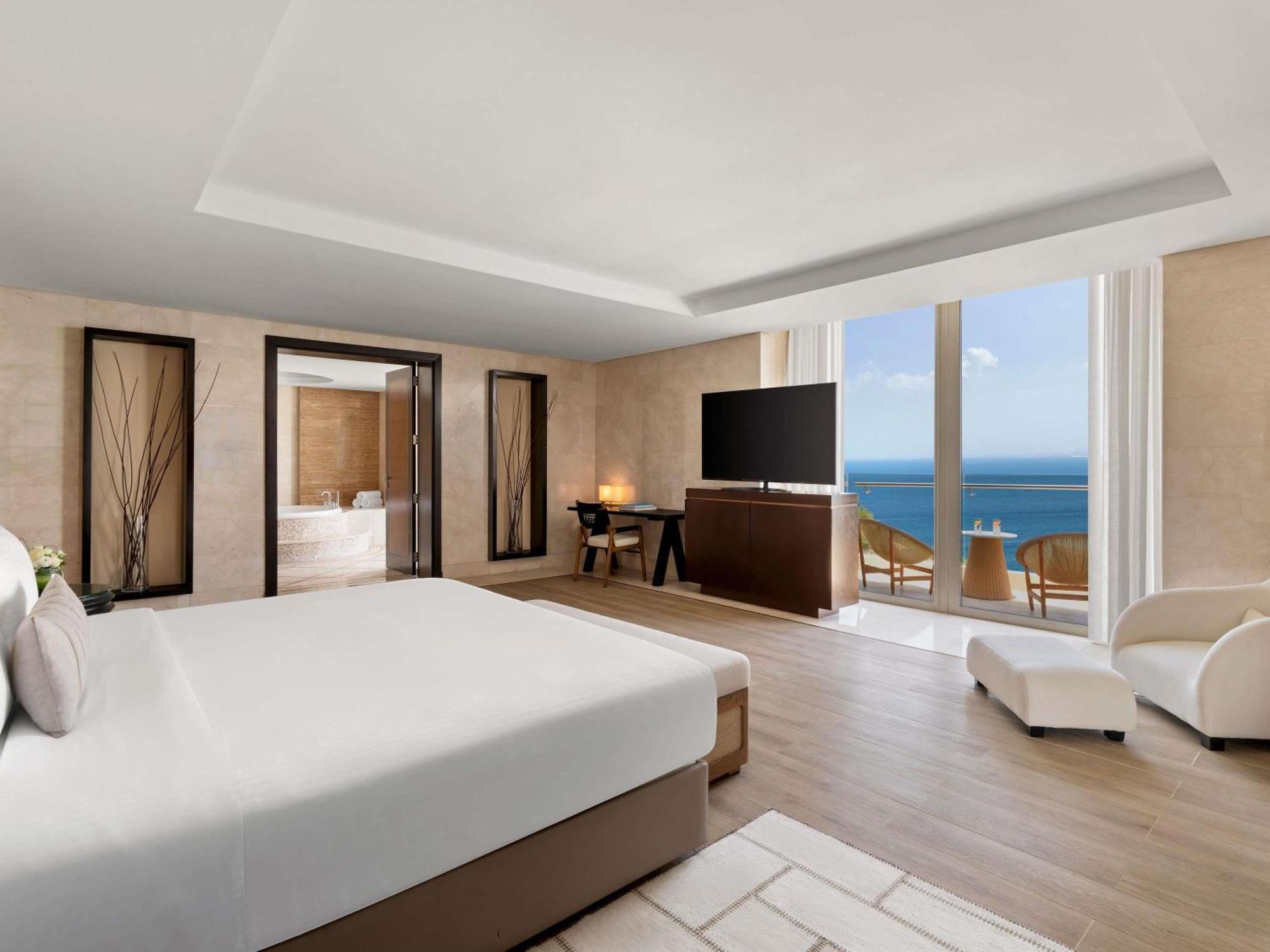 Suite met Kingsize Bed en Panoramisch Uitzicht op Zee