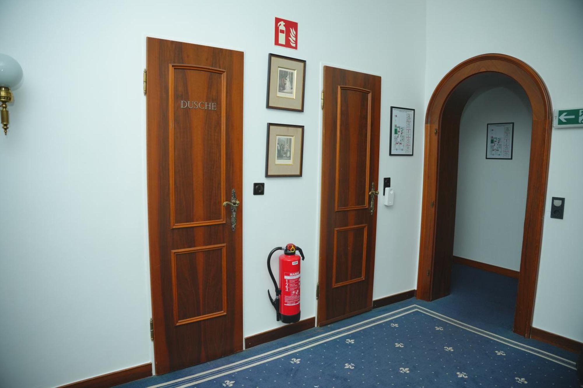 Einzelzimmer mit Bademantel und eigenem externen Badezimmer