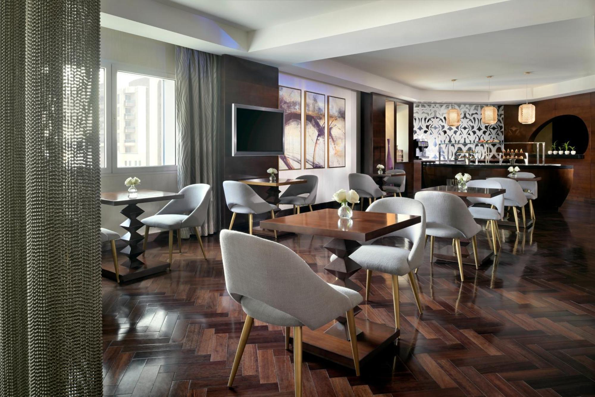 Standard King Room Lounge Access