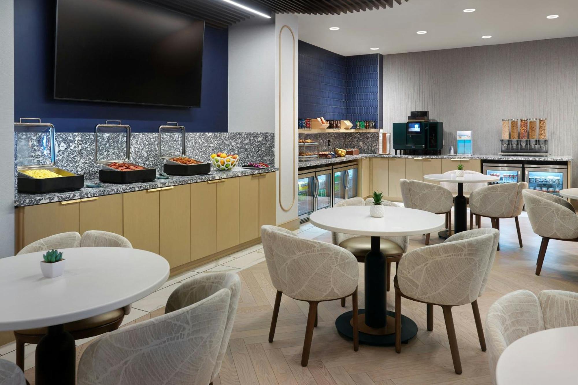 King Room Roll Shower High Floor or Club Lounge Access Mobility Hearing Accessible