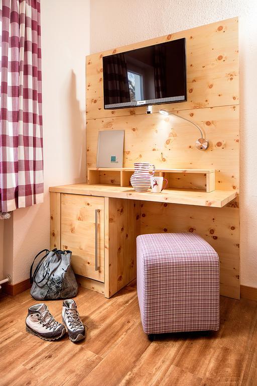 Single Room,702577189:JPEG