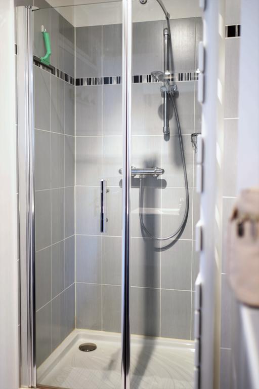 Chambre Double Économique avec Salle de Bains et Toilettes Séparées