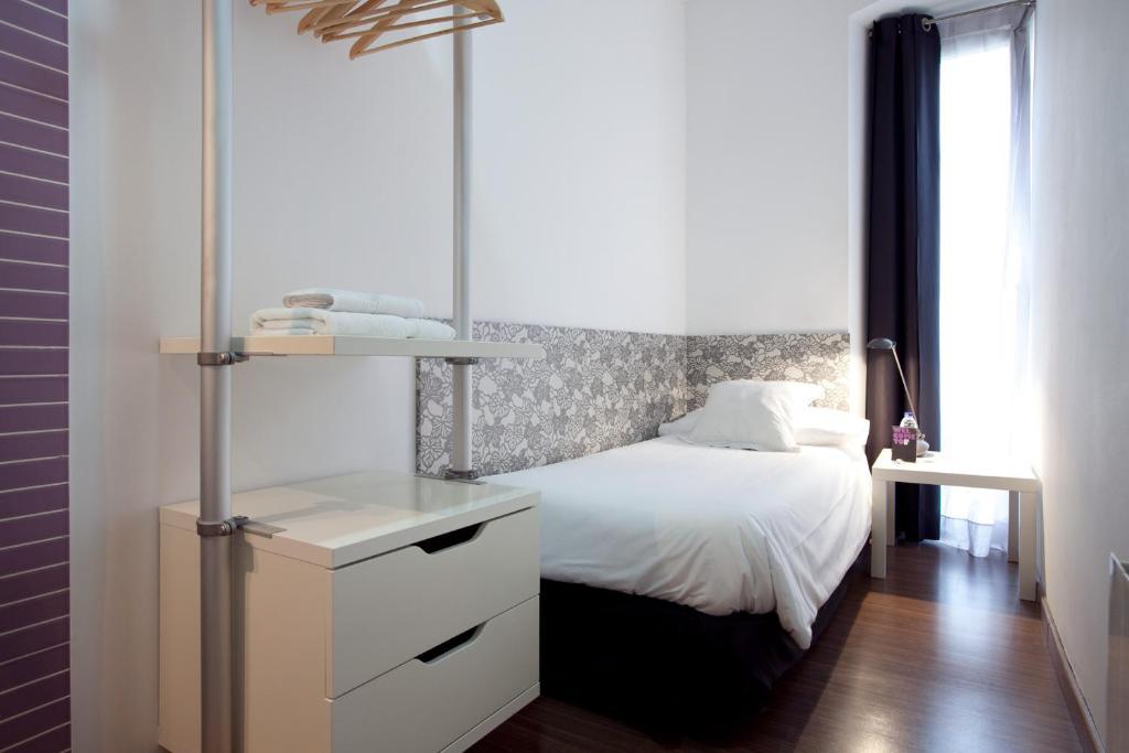 Single Room with Shared Bathroom,32231956:JPEG