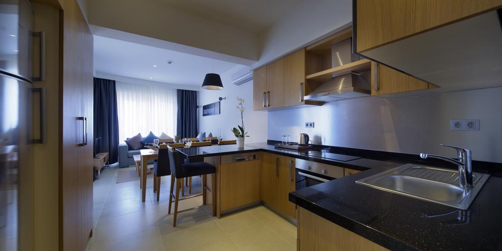 1 Double 1 Twin Beds Superior Room