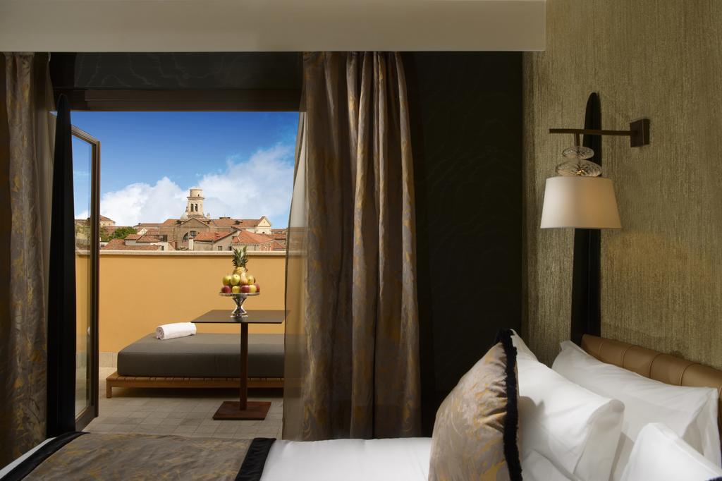 Panoramic Suite Outdoor Jacuzzi,712326235:JPEG