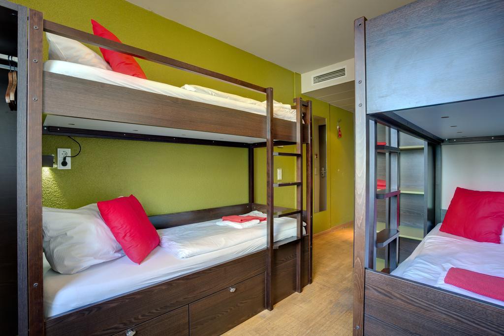 Cama num Dormitório Misto com 4 Camas