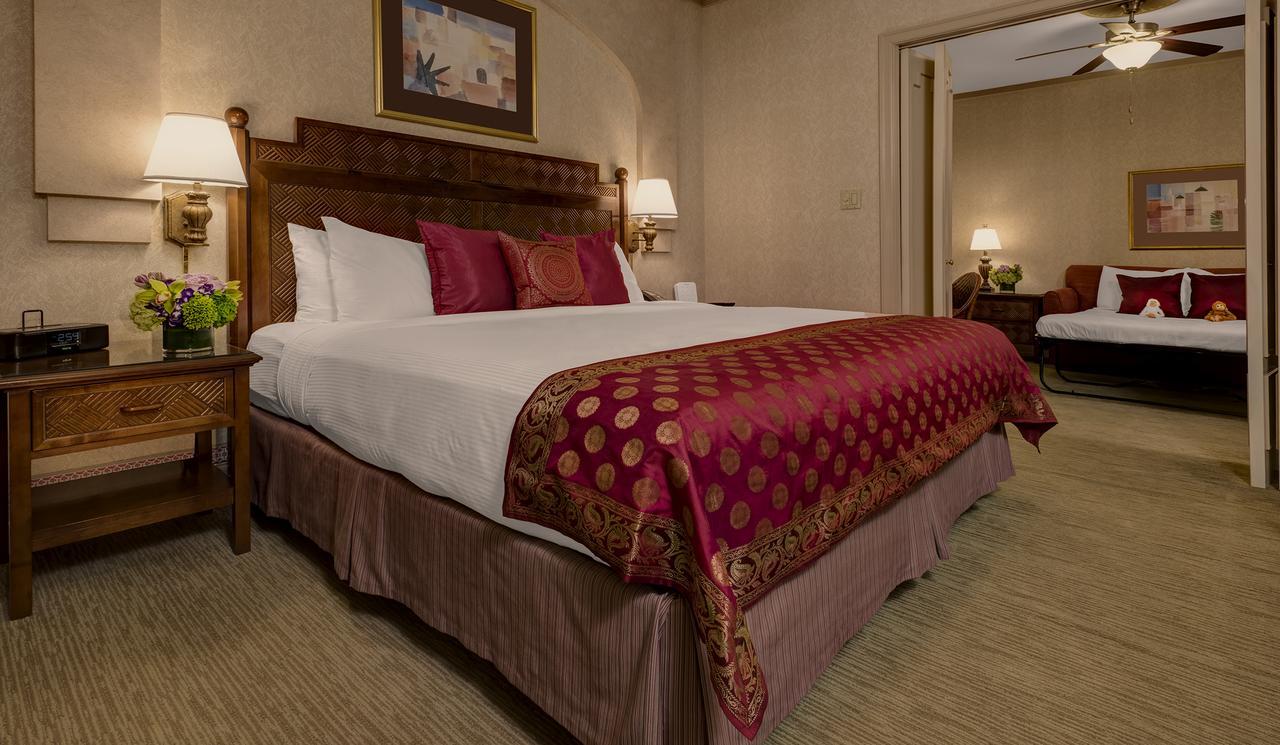 Minisuite with One King Bed,664152813:JPEG