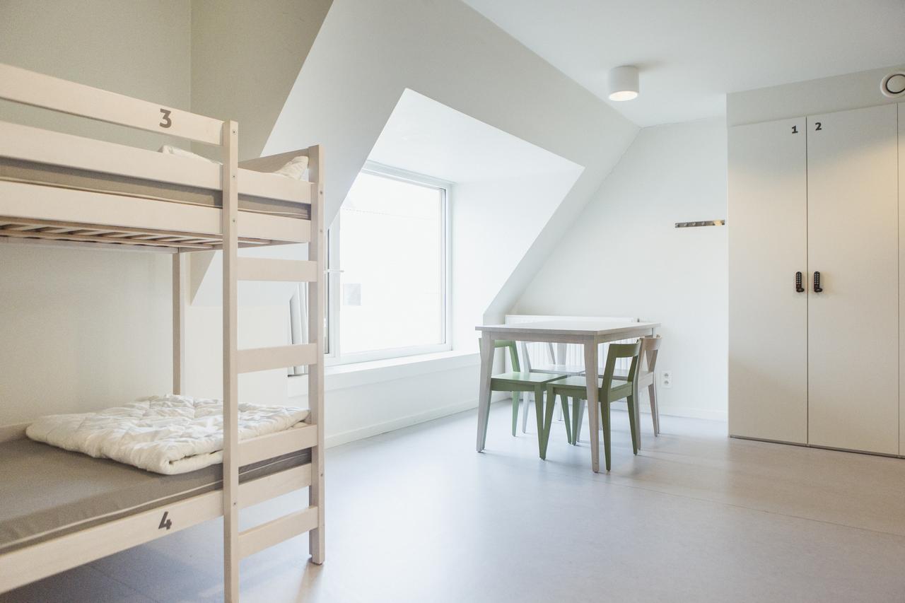 Cama en dormitorio compartido mixto de 4 camas