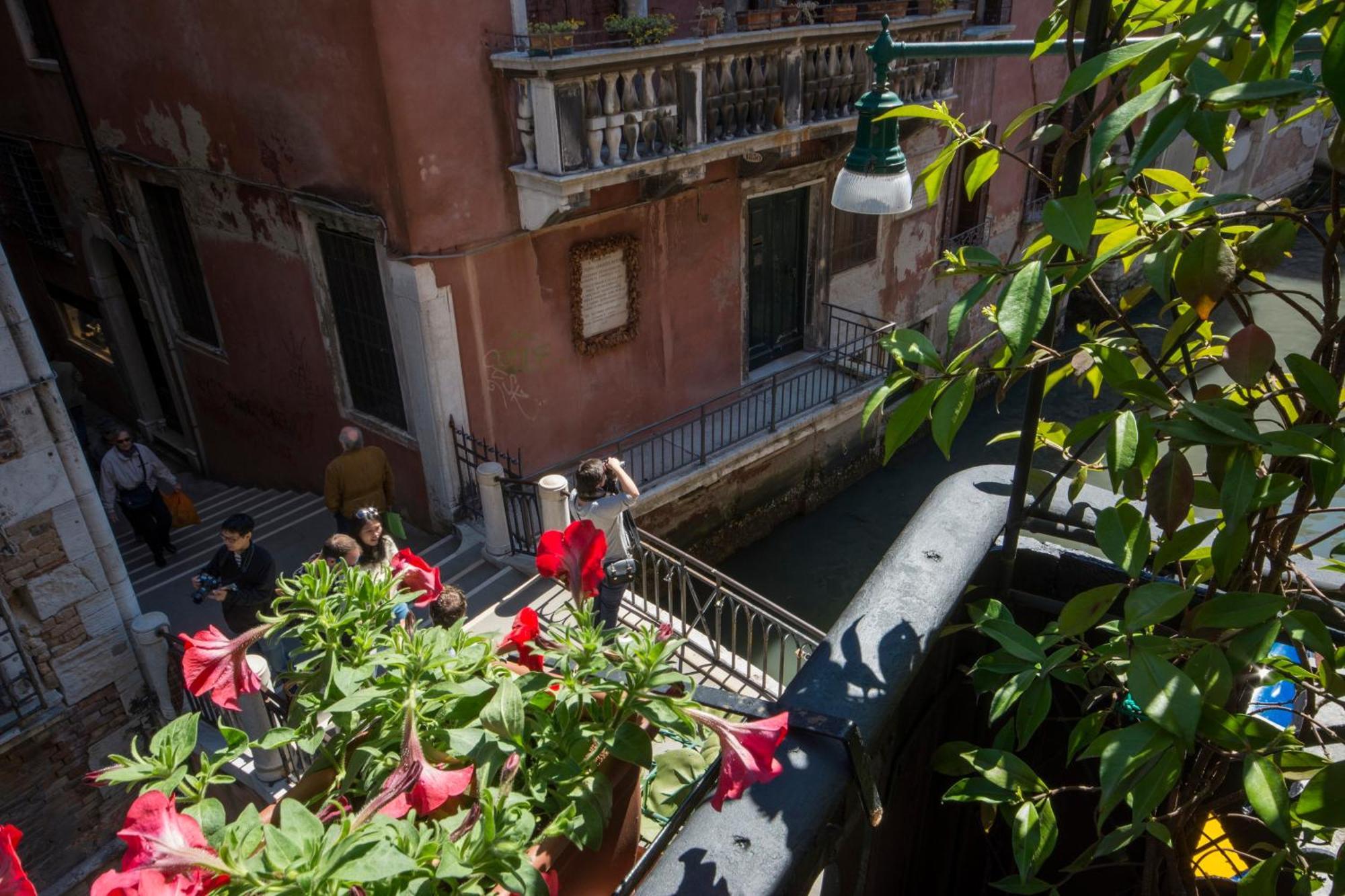 Habitación Doble Clásica con balcón y vistas al canal
