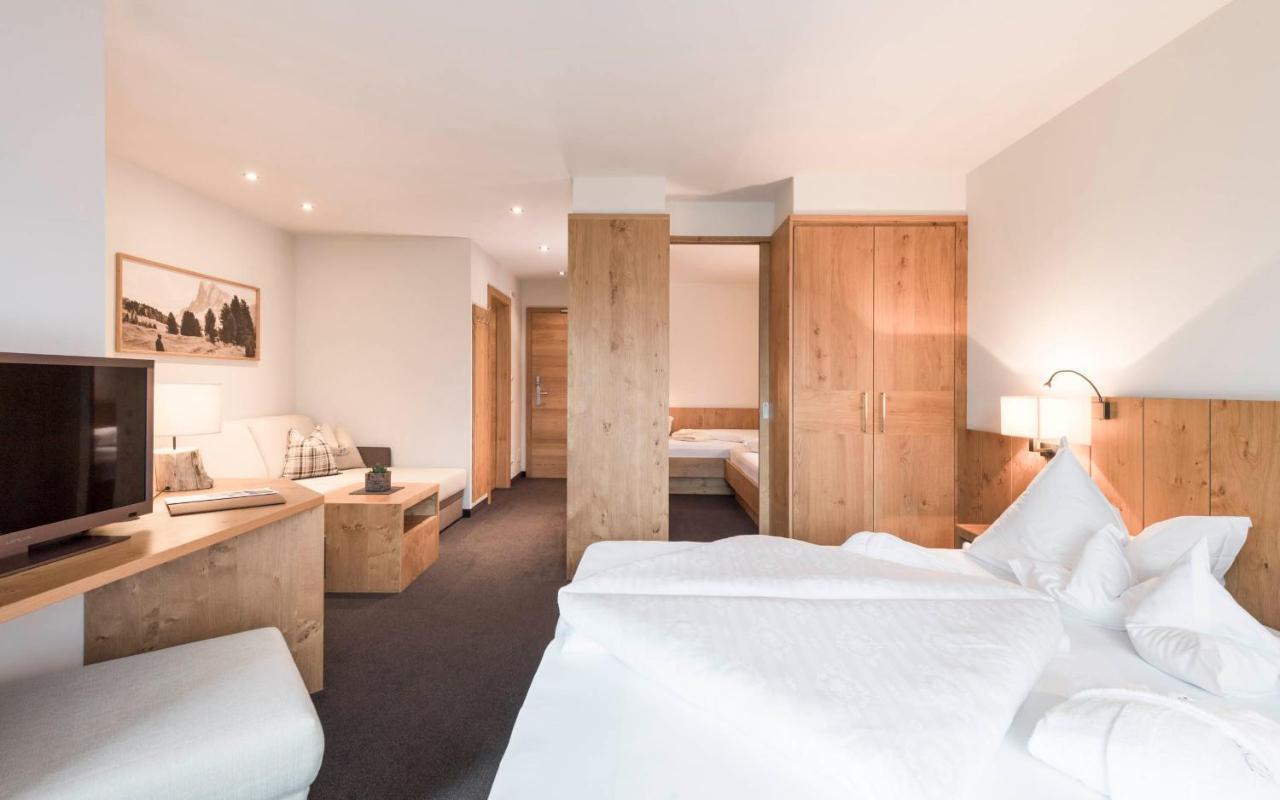 Family Room,1233838424:JPEG