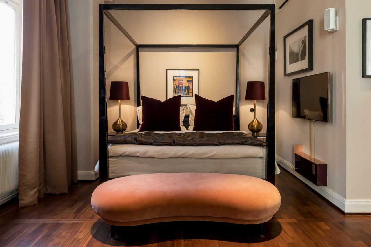 Quarto Grande com Cama King-size e Vista da Rua