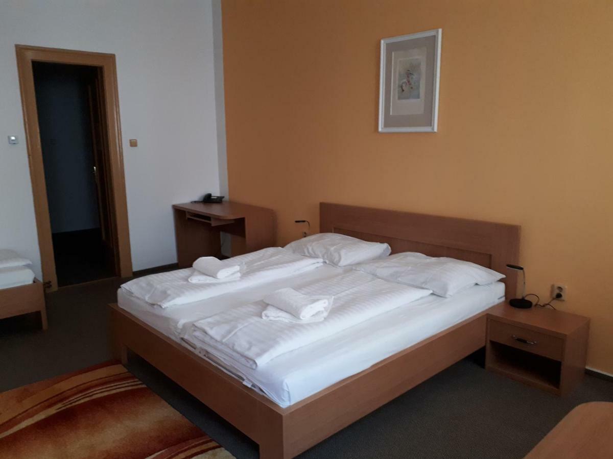 Familienzimmer mit Doppelbett