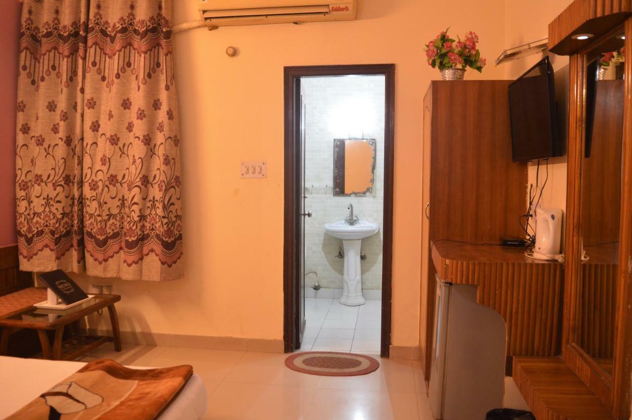 Standard Double Room with Fan,49950759:JPEG