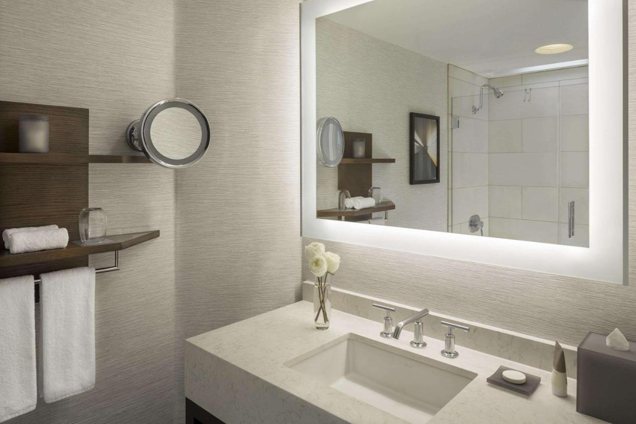 Habitación con cama extragrande y acceso al club