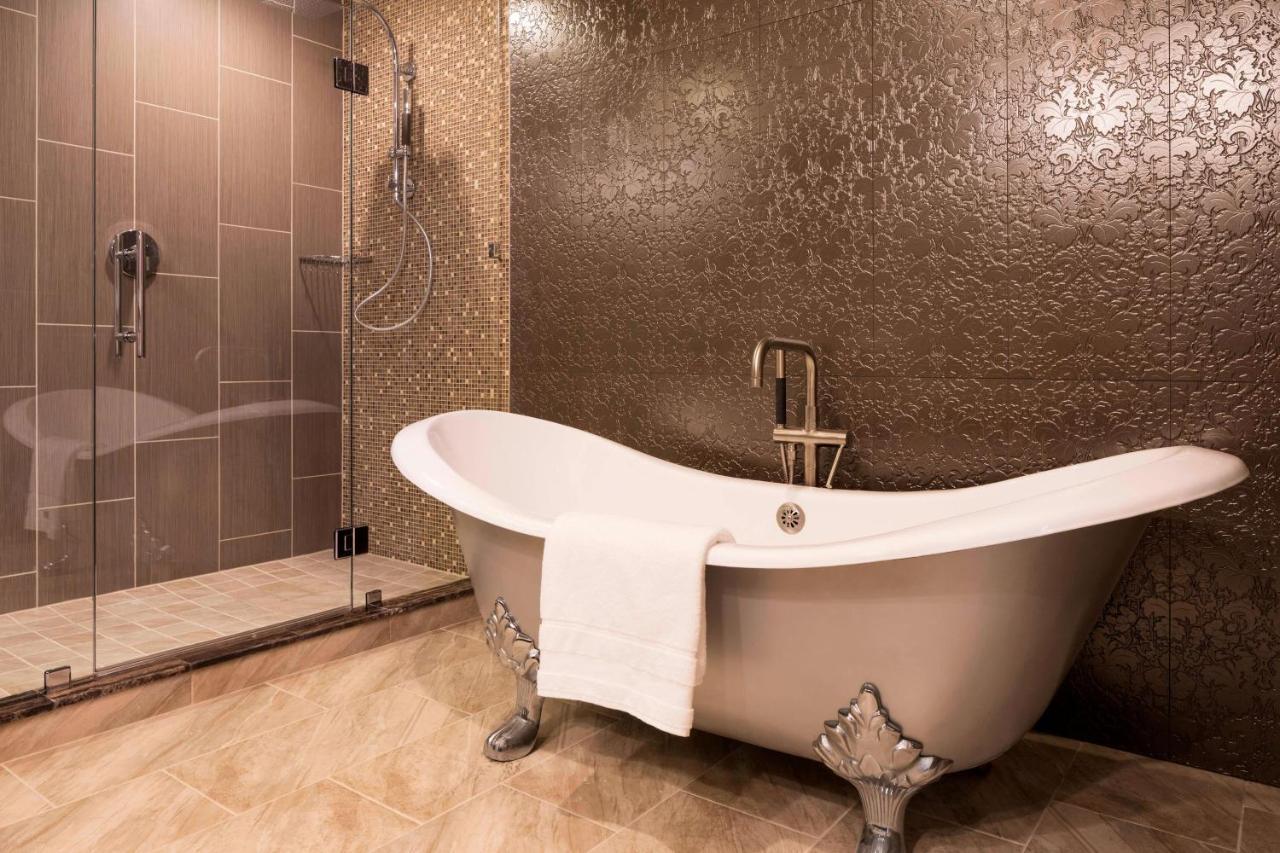 Executive Suite, 1 King, High Floor,1382608286:JPEG