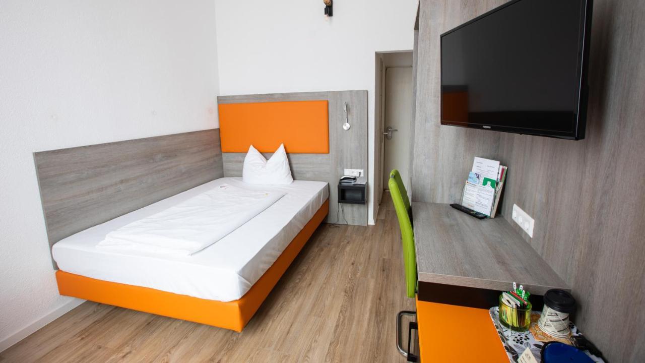 Single Room,980210788:JPEG