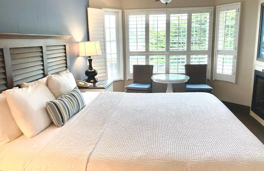 Sand Pebbles Inn-1