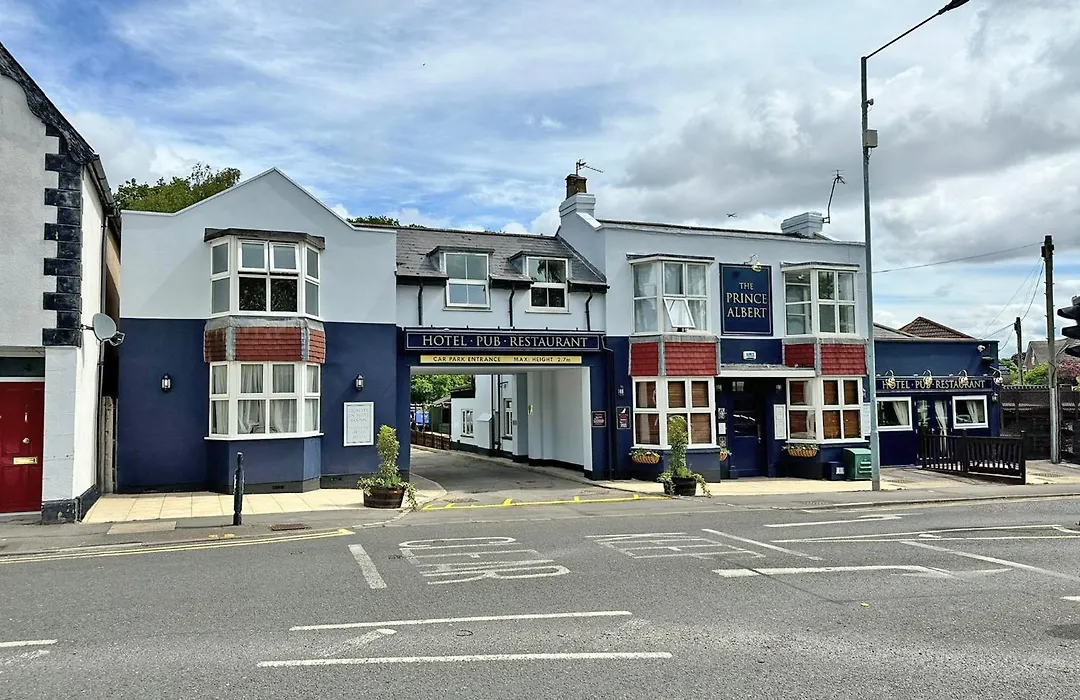 The Prince Albert Pub & Hotel With Onsite Free Parking 2 Minutes From Legoland-1