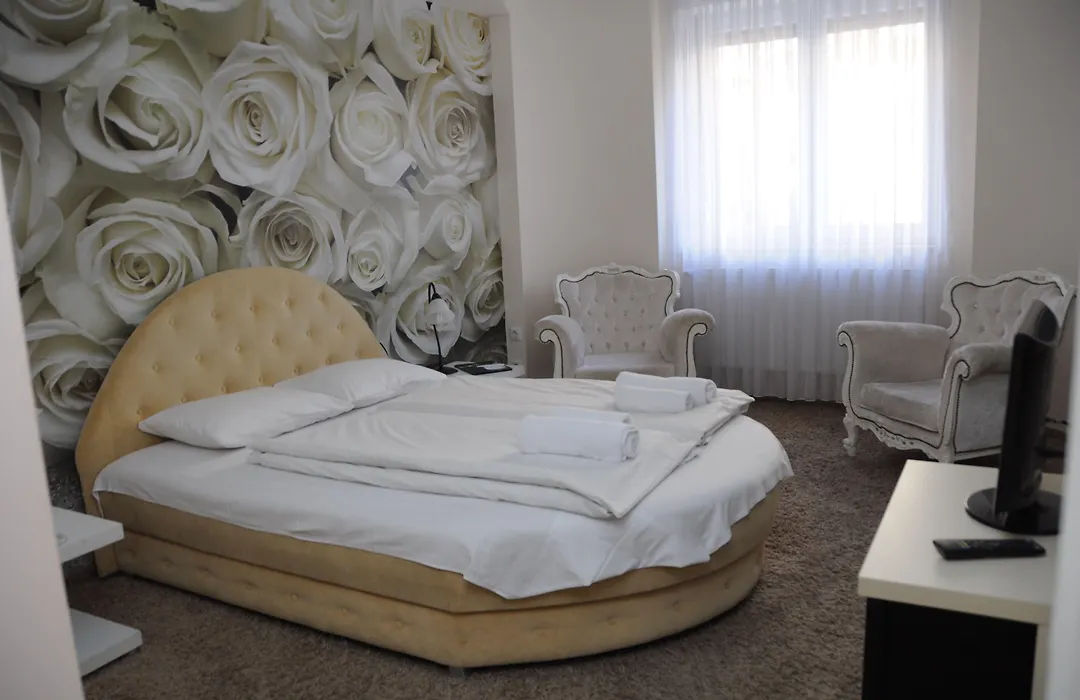 Green Hotel Budapest-1