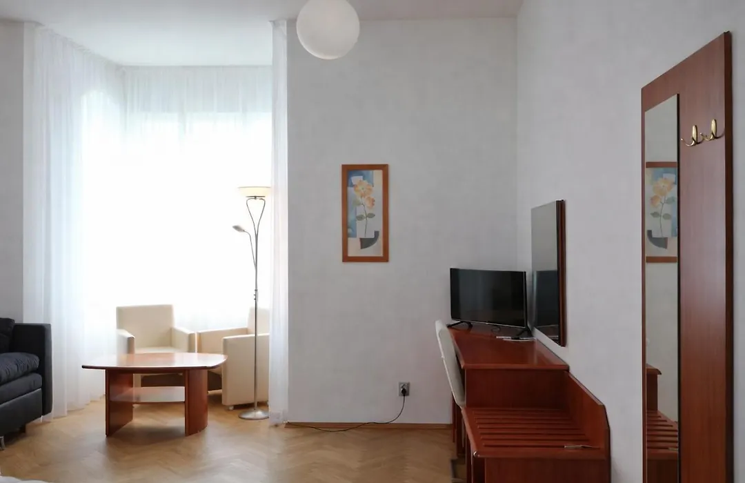 Residence Dykova - Former Pension Jana, Domov Mladeze-1