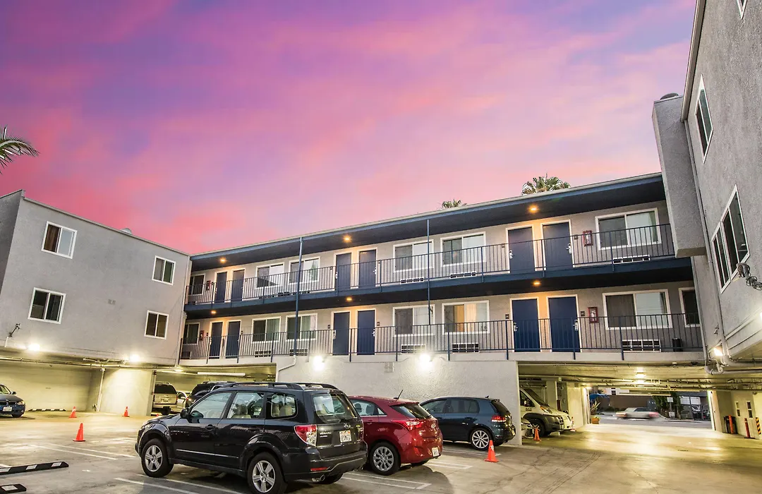 Travelodge By Wyndham Culver City-1