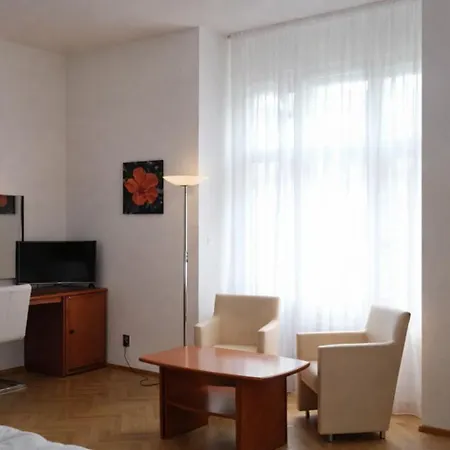Residence Dykova - Former Pension Jana, Domov Mladeze-3