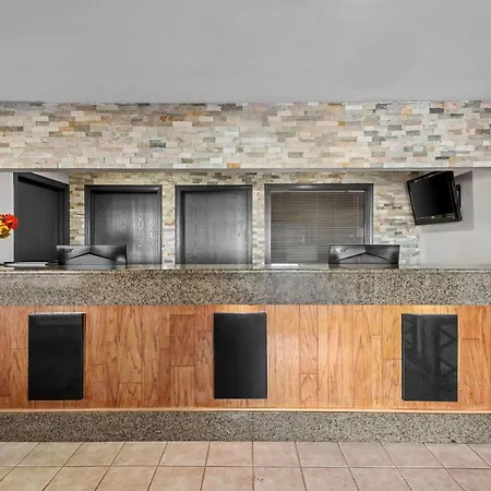 Days Inn & Suites By Wyndham Des Moines Airport-3